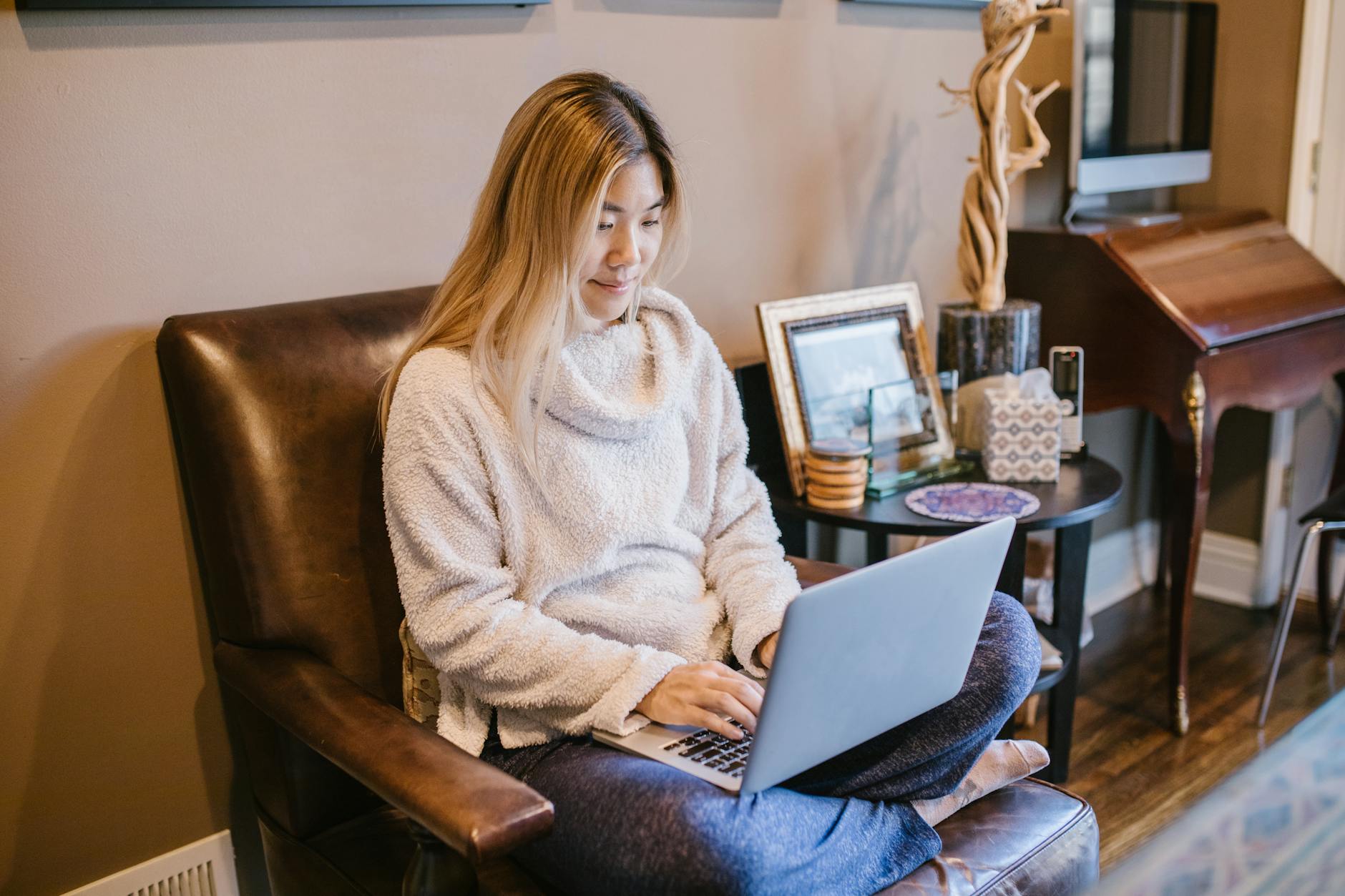 Instructor-Led Training vs AI-Powered eLearning: A Full Comparison